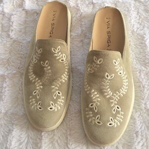 SALE 🛍️ Via Spiga Rina Embroidered Tan Slip-On Sneaker